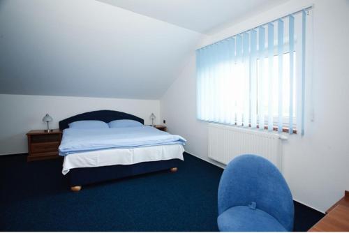 哈维若夫杰琳娜酒店的一间卧室配有一张床,铺有蓝色地毯