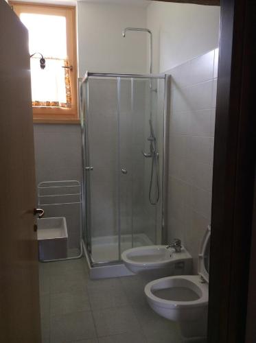 费尔特雷Il mondo roverso的带淋浴和卫生间的浴室