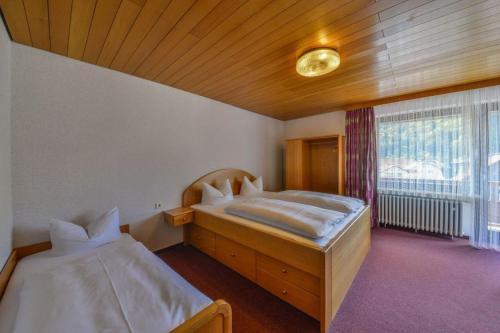 金丁嘎斯霍夫嘿克尔酒店的一间卧室设有两张床和大窗户