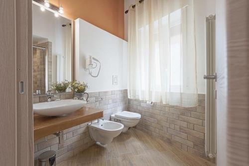 阿格里真托勒马约利卡住宿加早餐旅馆的浴室设有2个卫生间、水槽和镜子