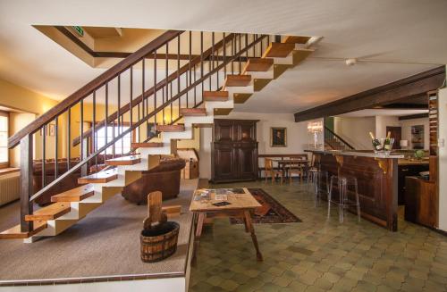 纳沙泰尔赖斯维克斯托伊兹酒店的房屋内带楼梯的客厅