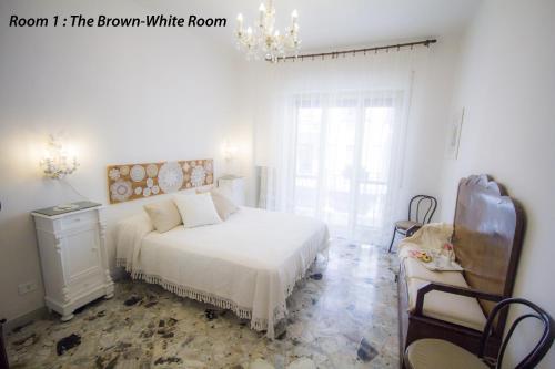 巴里Bari Grand Central Apartment的卧室配有白色的床和吊灯。