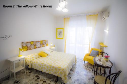 巴里Bari Grand Central Apartment的一间卧室配有床,一间黄色的白色客房