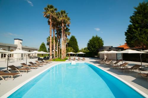 利亚内斯帕尔马利亚内斯酒店的一个带椅子和遮阳伞的大型游泳池