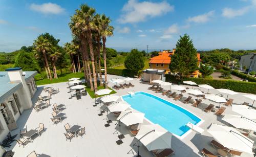 利亚内斯帕尔马利亚内斯酒店的享有带椅子和遮阳伞的游泳池的上方景致