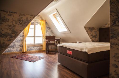 纳沙泰尔赖斯维克斯托伊兹酒店的一间卧室设有一张床和一个窗口