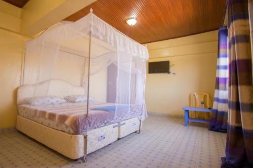 IsioloGrande Hotel的一张带天蓬的床