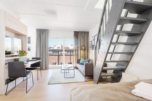 奥斯陆美卓斯托公寓的一间卧室设有楼梯、一张桌子和一张床