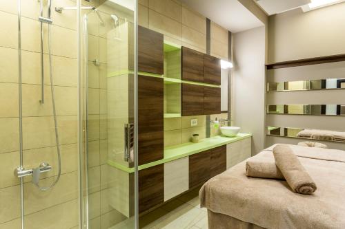 马马亚Splendid Conference & Spa Hotel – Adults Only的一间带玻璃淋浴和水槽的浴室