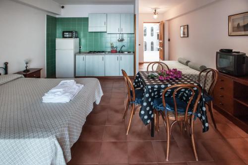 坎内托厄欧卡兰德拉度假屋公寓的厨房以及带桌椅的用餐室。