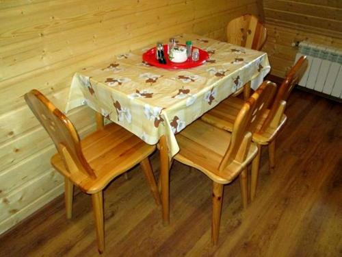 下乌斯奇基Noclegi Pod Małym Królem的一张桌子,上面有四把椅子和一盘食物