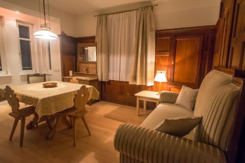 奥蒂塞伊Villa Quenz Family Suites的客厅配有桌子和沙发