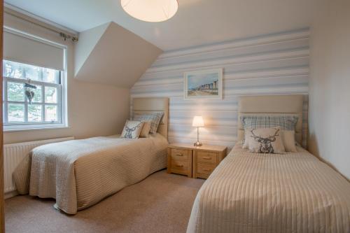 奈恩Sea View Lodge的一间卧室设有两张床和窗户。