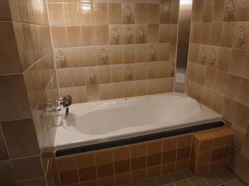 横滨H-7努达酒店（仅限成人）的瓷砖浴室设有浴缸。