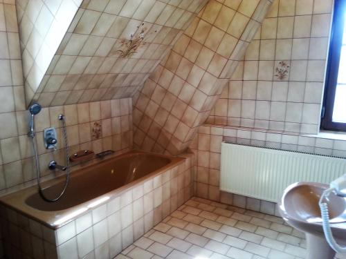 鲁斯特Ferienwohnung Ernesto的带浴缸和盥洗盆的浴室
