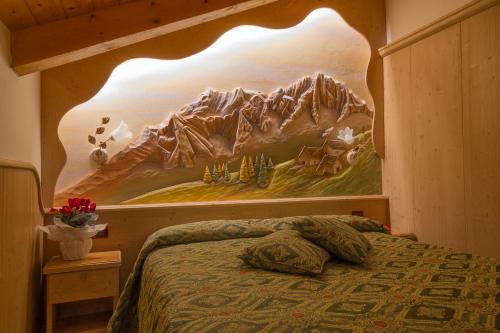 帕苏德尔托纳莱奥切德酒店的卧室配有一张挂有山壁画的床。