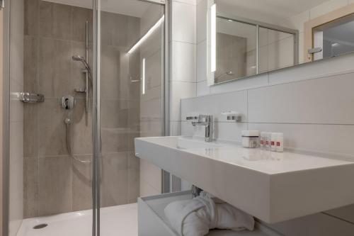 索尔登塞普桑特乡村民宿的白色的浴室设有水槽和淋浴。