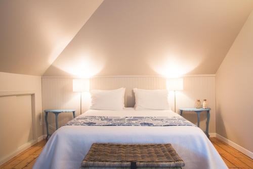 马塔讷奥伯格申纽丽酒店的一间卧室配有一张大床和两盏灯
