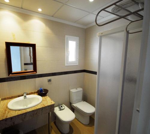 安波拉安波拉索尔酒店的一间带水槽、卫生间和镜子的浴室