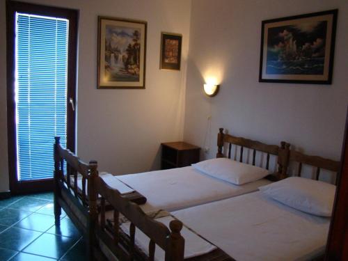 布德瓦Apartments Svorcan的一间卧室设有两张床和窗户。