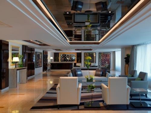 迪拜达玛克梅森运河景公寓式酒店的一个带沙发和椅子的酒店大堂