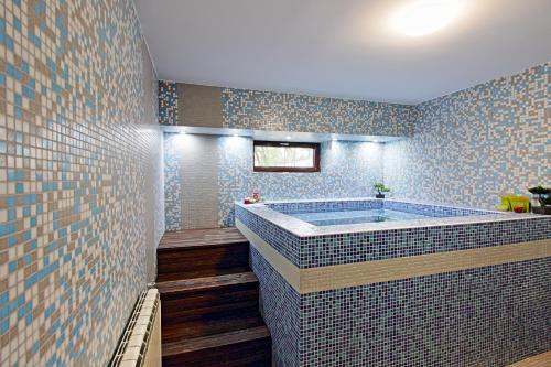 奥格尼亚诺沃White House的浴室设有蓝色瓷砖浴缸。