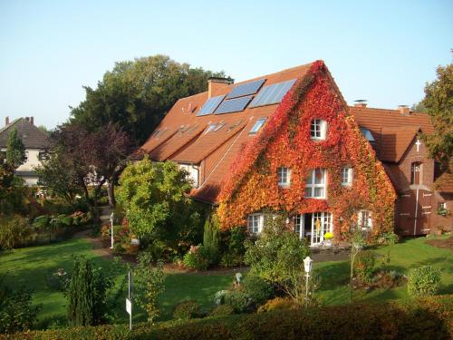 RekenGästezimmer Lammersmann的屋顶上设有太阳能电池板的房子