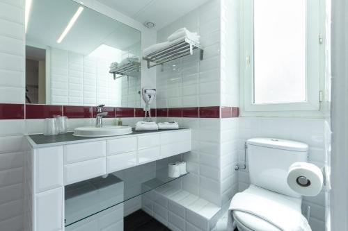 尼斯尼斯公寓的白色的浴室设有卫生间和水槽。