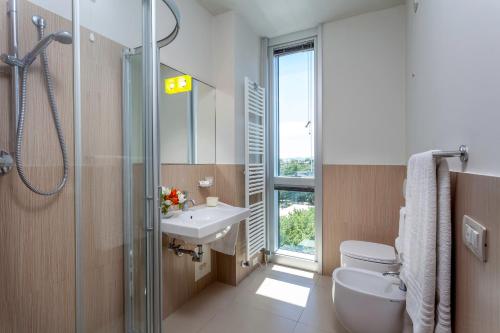 里米尼Residence Delfina的一间带水槽、卫生间和淋浴的浴室