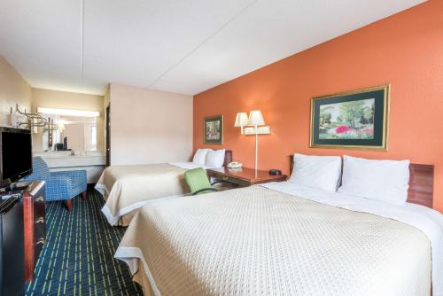 Harmarville匹兹堡哈马维尔戴斯酒店的酒店客房设有两张床和一台平面电视。