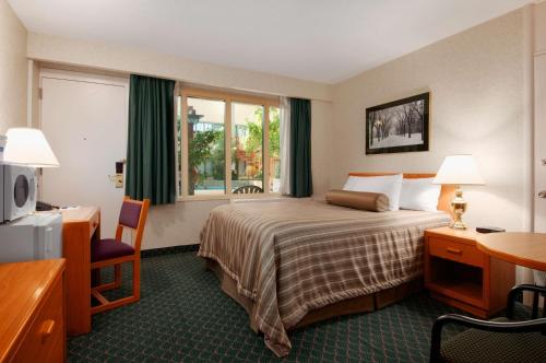 温尼伯东旅行者酒店客房内的一张或多张床位