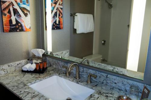 斯德特莱恩Golden Nugget Lake Tahoe的一间带水槽和大镜子的浴室