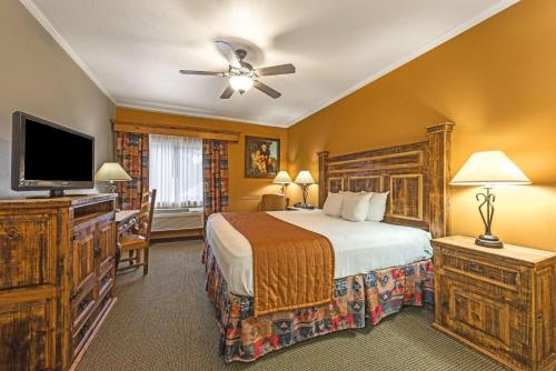圣安东尼奥拉瀚恩达酒店的配有一张床和一台平面电视的酒店客房