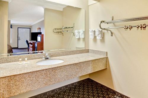 拉波特Americas Best Value Inn & Suites La Porte/Houston的一间带水槽和镜子的浴室