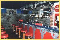 莱茵河畔凯尔玫瑰花园酒店的餐厅内带红色凳子的酒吧