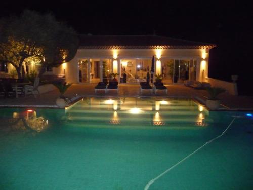 勒卡斯特雷特location Villa avec piscine chauffée的夜间在房子前面的游泳池