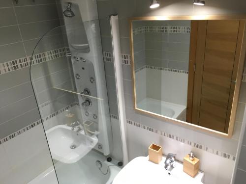 贝尼多姆Casa Candelaria的一间带水槽、淋浴和镜子的浴室