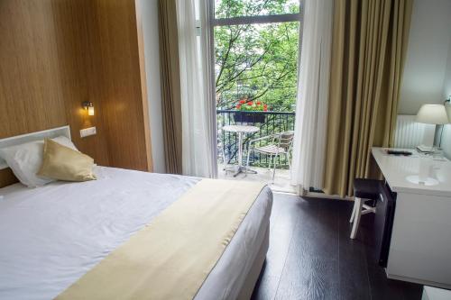 阿姆斯特丹拉兰特酒店的酒店客房设有一张床和一个大窗户