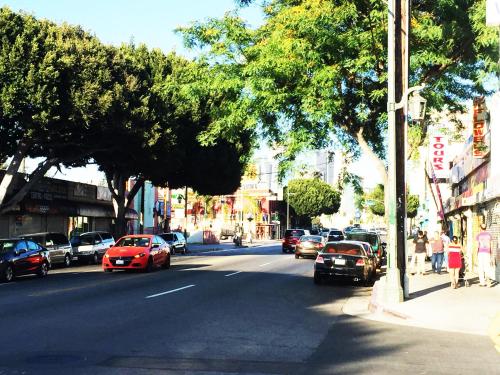 洛杉矶入住好莱坞旅舍的一条繁忙的城市街道,汽车沿着马路行驶