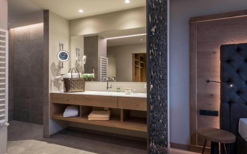 卡斯特尔罗托Hotel Madonna的一间带水槽和镜子的浴室