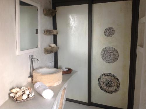 Rodrigues Island派克斯山林小屋的一间带水槽和镜子的浴室
