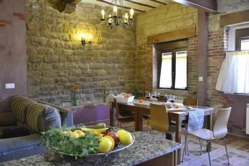 La puebla de Labarca 坎德拉艾特克西亚乡村民宿的厨房配有带一碗水果的桌子