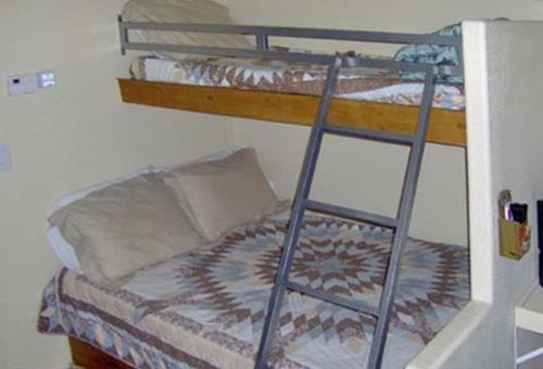 卡顿伍德佛得角谷公园模型小屋16假日公园的带梯子的客房内的双层床