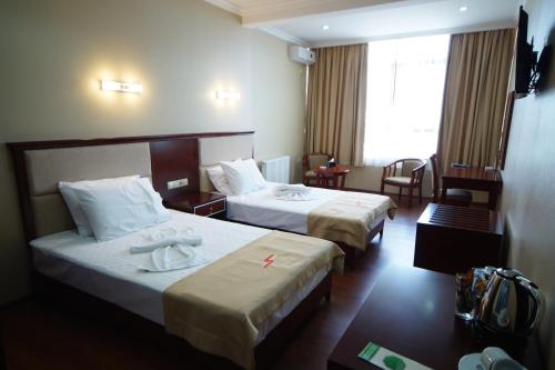 巴统Hotel 725的酒店客房设有两张床和窗户。