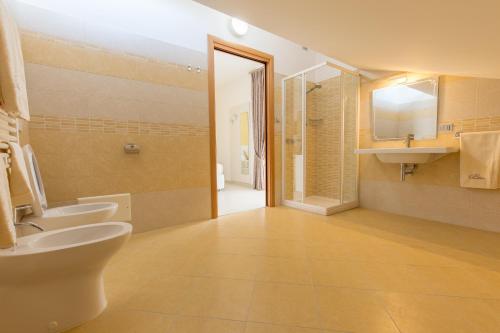圣萨尔沃B&B Paradiso的一间带卫生间和水槽的浴室