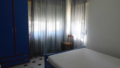 特雷比萨切Appartamento Lungomare Trebisacce的一间卧室设有一张床和一个窗口