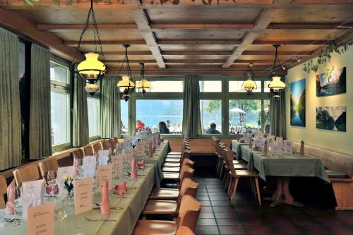 格拉鲁斯哈达南博格AG酒店的用餐室设有桌椅和窗户。