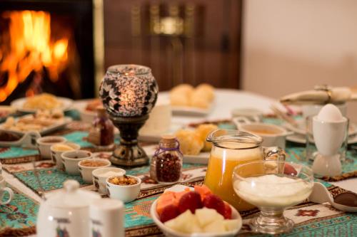伊塔年杜伯纳尼旅馆的餐桌、食品和饮料以及壁炉