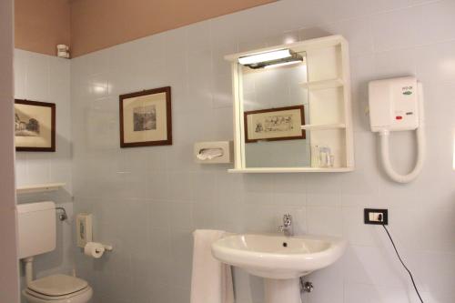 维科福尔泰波尔缇齐酒店的一间带水槽、卫生间和镜子的浴室
