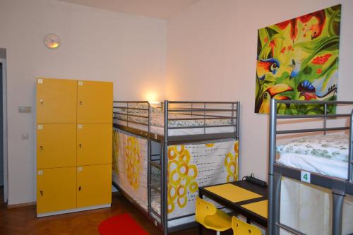 克拉科夫柠檬树旅馆的带两张双层床和绘画的房间